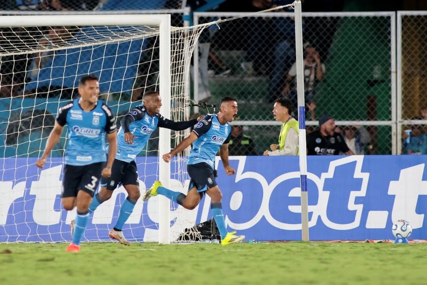 Soccer Football - Recopa Sudamericana - Group H - Blooming v River Plate - Estadio Ramon Tahuichi, Santa Cruz, Bolivia - April 8, 2026
Blooming's Antony Vasquez celebrates scoring their first goal with Bayron Garces REUTERS/Ipa Ibanez