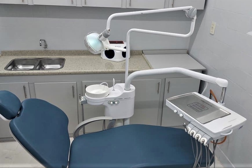 La Dra. Luciana Ramoa, Directora del Nodo Salud, celebró la rehabilitación del consultorio destacando que el nuevo ordenamiento y la asepsia del lugar "dignifican la tarea profesional y brindan mayor seguridad al paciente".