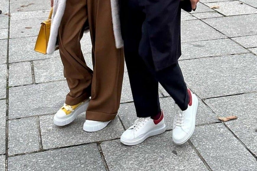 Las zapatillas urbanas en un look son un rotundo sí.
