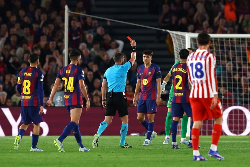 Soccer Football - UEFA Champions League - Quarter Final - First Leg - FC Barcelona v Atletico Madrid - Spotify Camp Nou, Barcelona, Spain - April 8, 2026
FC Barcelona's Pau Cubarsi is shown a red card by referee Istvan Kovacs REUTERS/Albert Gea