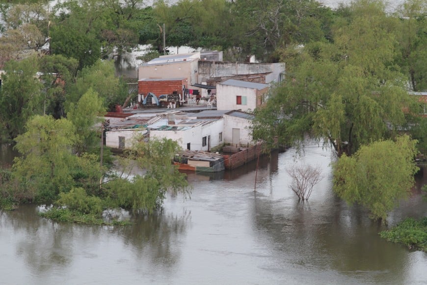 Bajo agua. Una postal de la costa santafesina durante la creciente de 2016. Archivo.