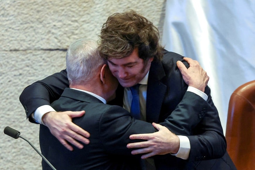 Argentine President Javier Milei and Israeli Prime Minister Benjamin Netanyahu hug during a Plenum session of the Knesset, Israel's Parliament, in Jerusalem, June 11, 2025 REUTERS/Ronen Zvulun REFILE - QUALITY REPEAT