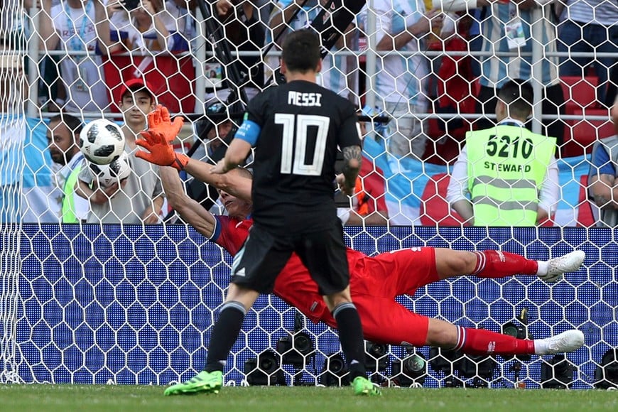 Soccer Football - World Cup - Group D - Argentina vs Iceland - Spartak Stadium, Moscow, Russia - June 16, 2018   Iceland's Hannes Por Halldorsson saves a penalty taken by Argentina's Lionel Messi    REUTERS/Albert Gea     TPX IMAGES OF THE DAY moscu rusia lionel messi futbol campeonato mundial 2018 futbol futbolistas partido seleccion argentina islandia