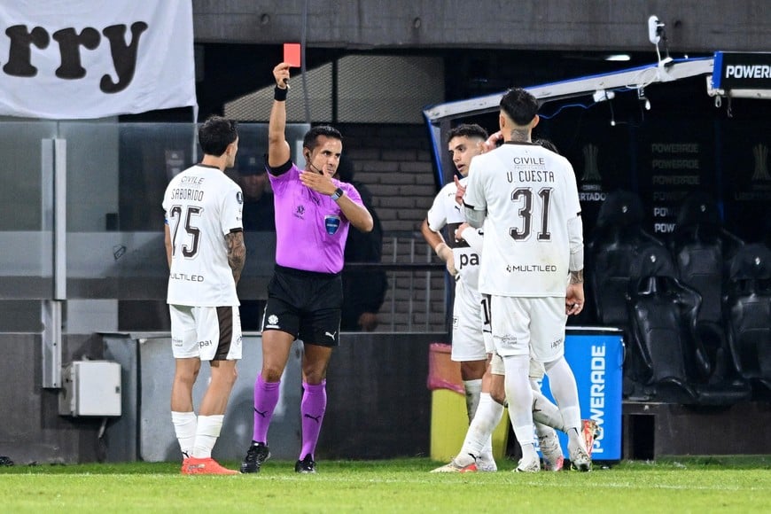 Soccer Football - Copa Libertadores - Group E - Platense v Corinthians - Estadio Ciudad de Vicente Lopez, Buenos Aires, Argentina - April 9, 2026
Platense's Juan Ignacio Saborido is shown a red card by referee Piero Maza REUTERS/Rodrigo Valle