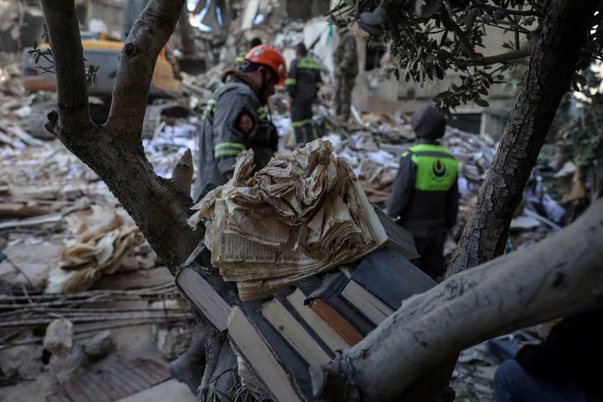 Recovered books at the site of an Israeli strike carried out on Wednesday, in El Khayat  in Beirut, Lebanon, April 9, 2026. REUTERS/Louisa Gouliamaki     TPX IMAGES OF THE DAY