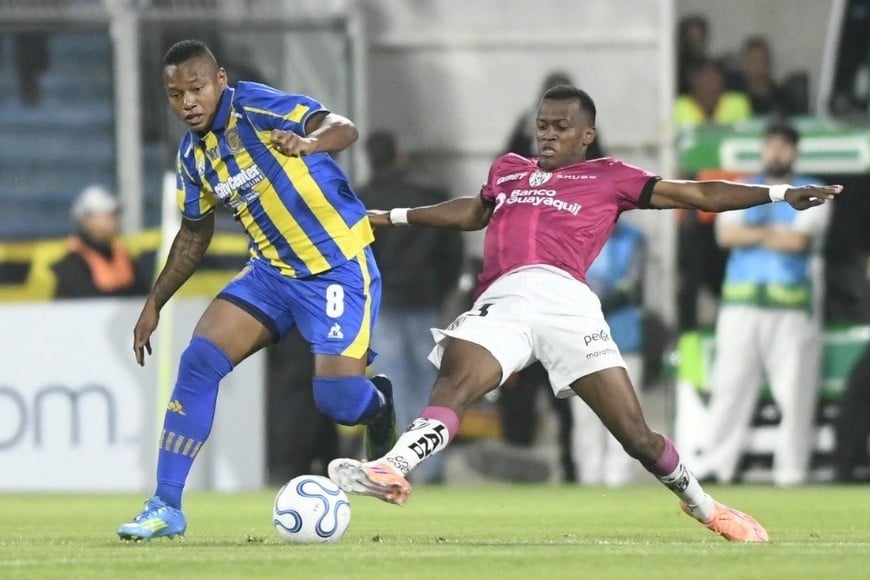 Rosario Central fue más, no pudo romper el cero ante Independiente del Valle y arrancó con empate