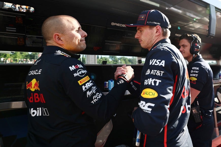 Formula One F1 - Emilia Romagna Grand Prix - Autodromo Enzo e Dino Ferrari, Imola, Italy - May 17, 2025
Red Bull's Max Verstappen shakes hands with trackside engineer Gianpiero Lambiase after qualifying in second position REUTERS/Jakub Porzycki