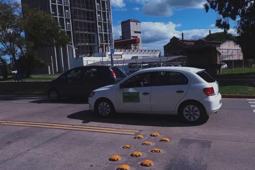 También deben mostrar los datos del número de licencia y nombre de la agencia. Foto: El Litoral