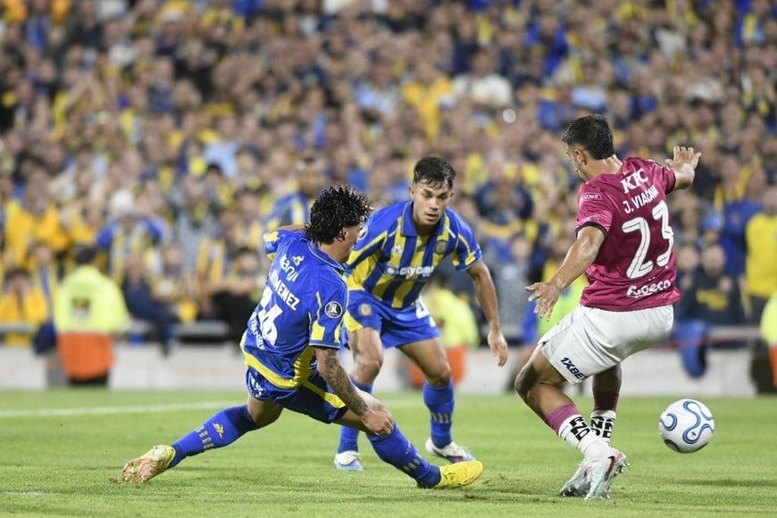 Rosario Central fue más, no pudo romper el cero ante Independiente del Valle y arrancó con empate