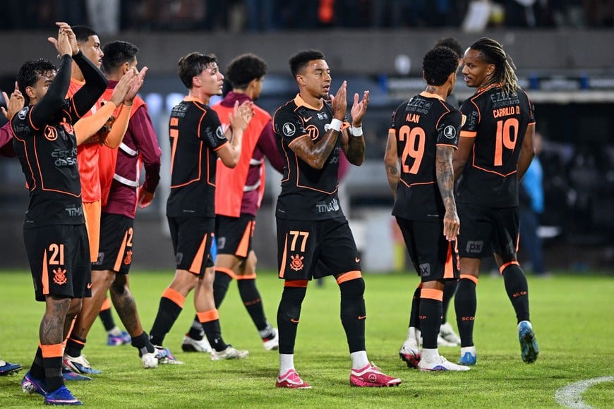 Soccer Football - Copa Libertadores - Group E - Platense v Corinthians - Estadio Ciudad de Vicente Lopez, Buenos Aires, Argentina - April 9, 2026
Corinthians's Jesse Lingard and teammates applaud fans after the match REUTERS/Rodrigo Valle