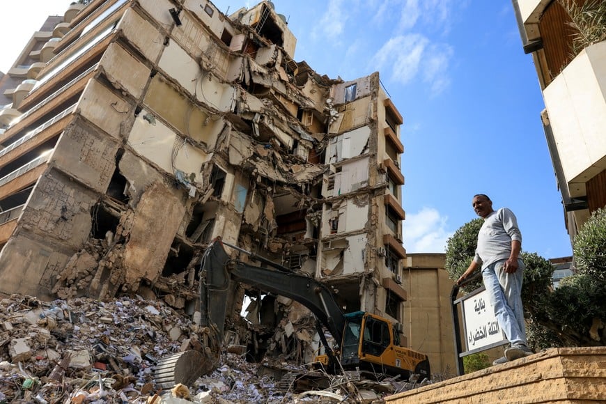 A man stands near a damaged building at the site of an Israeli strike carried out on Wednesday, in Tallet El Khayat in Beirut, Lebanon, April 9, 2026. REUTERS/Raghed Waked     TPX IMAGES OF THE DAY