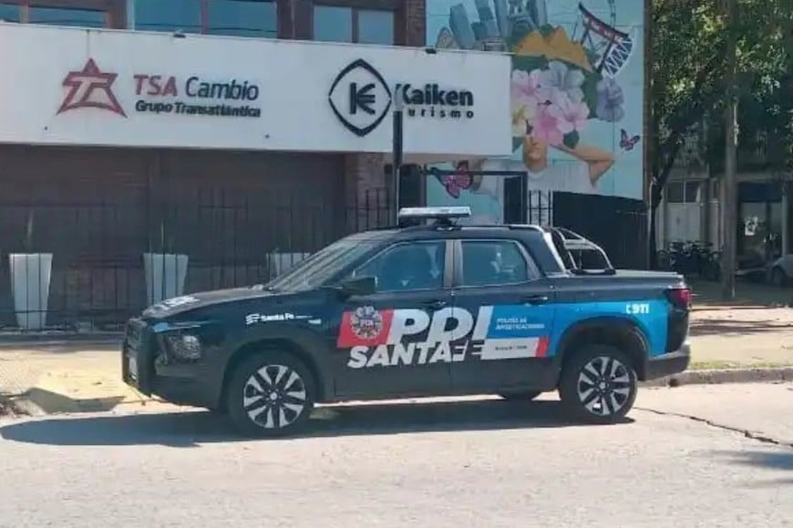 Agentes policiales durante el allanamiento en la oficina comercial ubicad en pleno centro de Venado Tuerto.