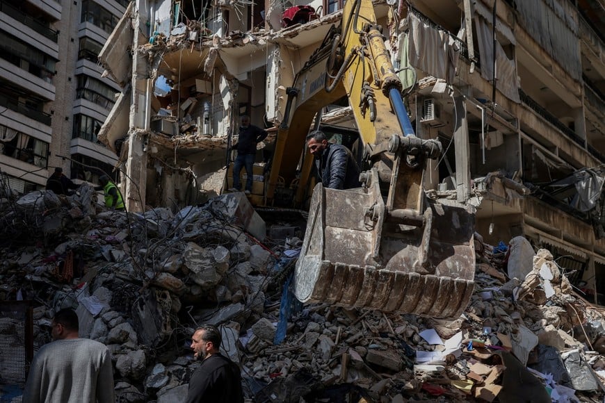 Emergency services operate at the site of an Israeli strike carried out on Wednesday, in Ain Al Mraiseh in Beirut, Lebanon, April 9, 2026. REUTERS/Louisa Gouliamaki