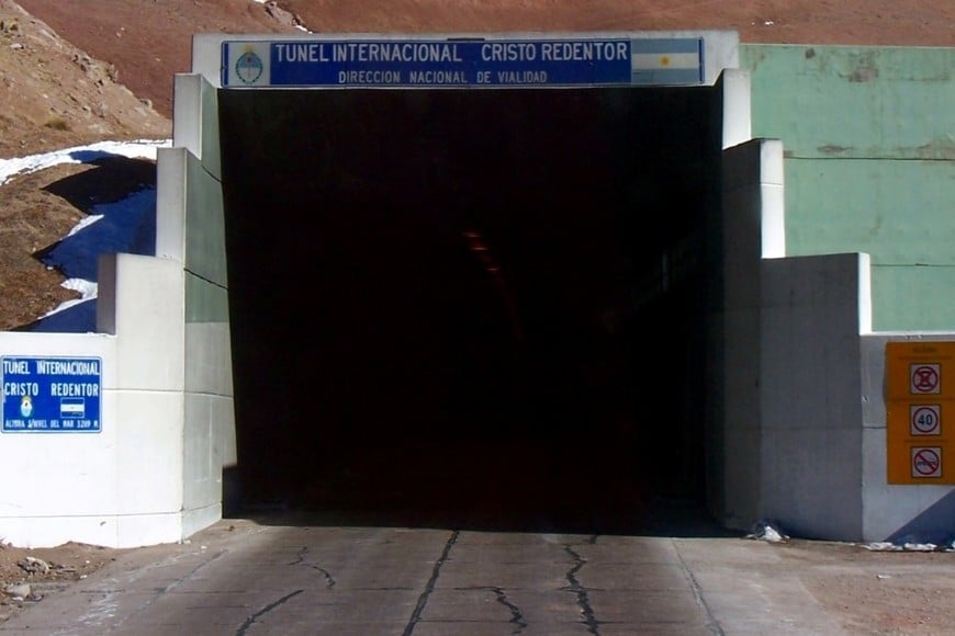 A partir de ese momento, no se permitirá el avance de vehículos hacia el túnel internacional.