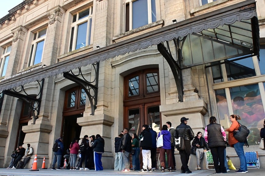 Por orden de llegada y días asignados a cada rubro, los interesaron se acercaron a anotarse. Foto: Flavio Raina