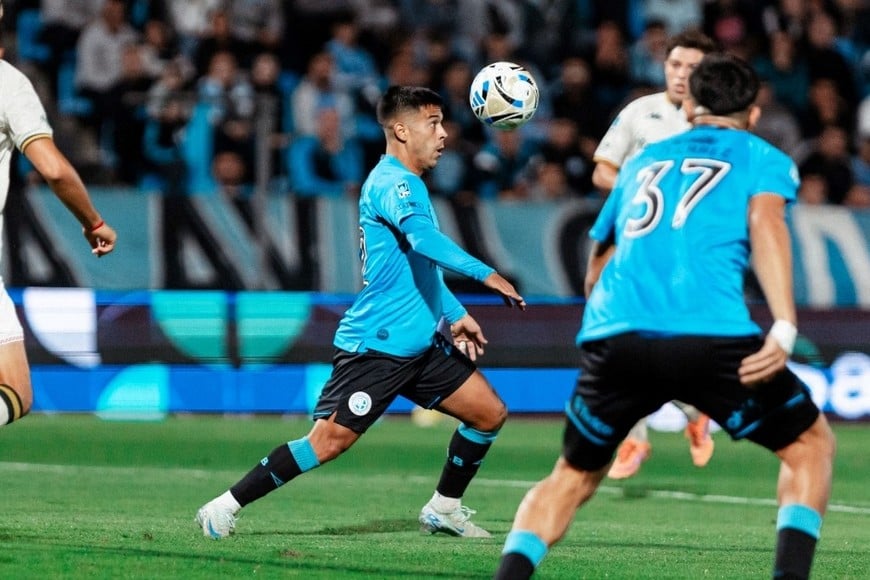 Belgrano aguantó con diez, venció a Aldosivi y se metió en zona alta de la Zona B