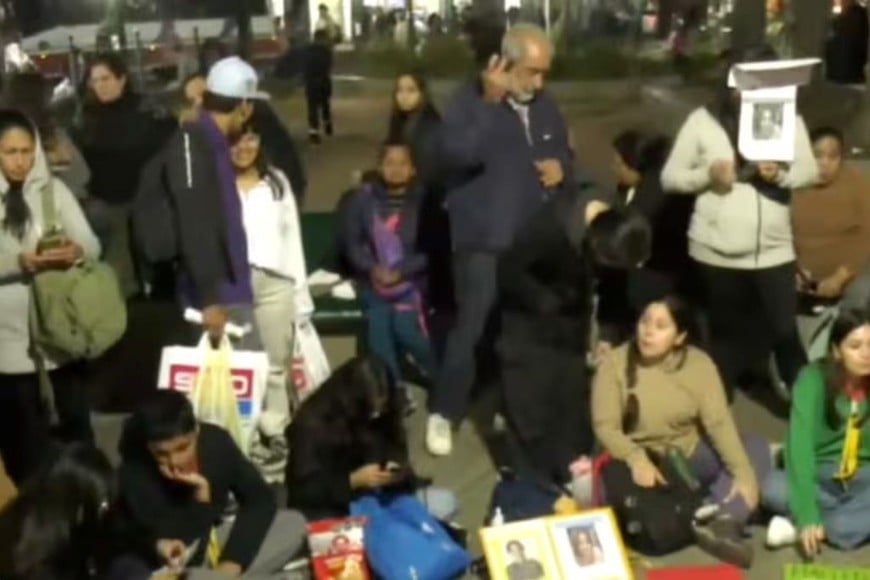 Vecinos en Merlo tras confirmarse la noticia del hallazgo de Maitena.