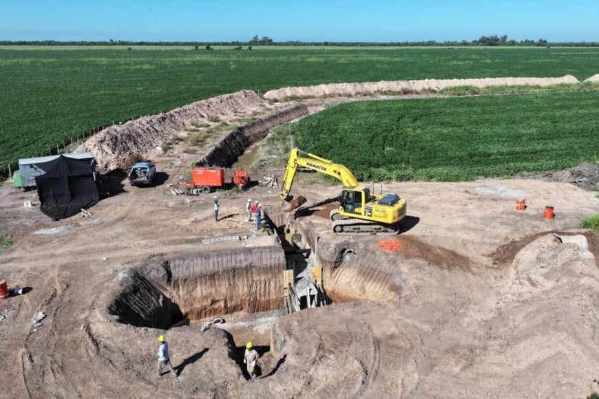 Los trabajos incluyeron la canalización desde proximidades de la Ruta Provincial Nº 13, por el bajo natural hacia el este, hasta desembocar en el Canal Sur Rafaela, permitiendo encauzar los excedentes hídricos acumulados.