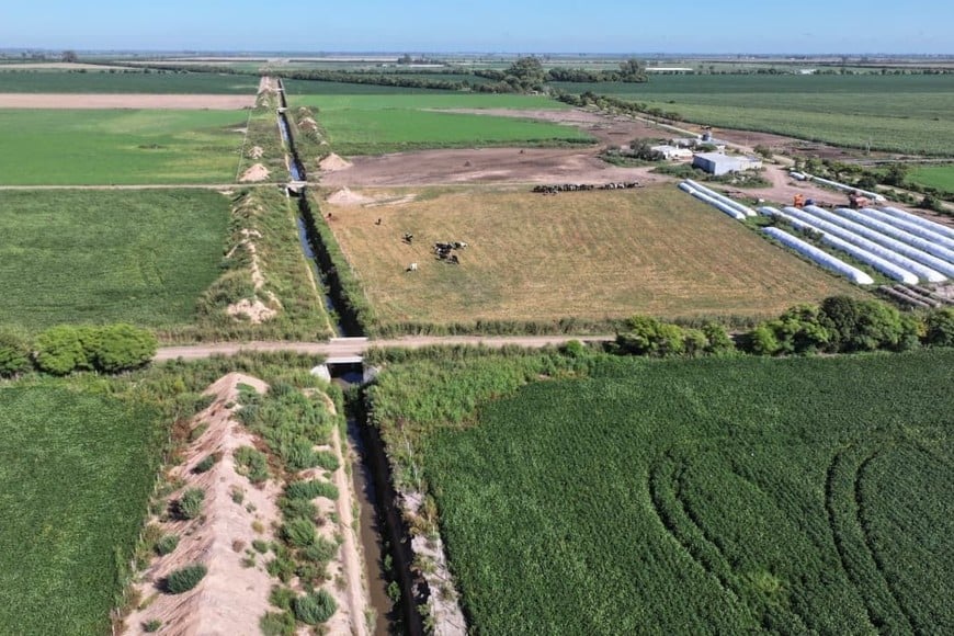 Los trabajos incluyeron la canalización desde proximidades de la Ruta Provincial Nº 13, por el bajo natural hacia el este, hasta desembocar en el Canal Sur Rafaela, permitiendo encauzar los excedentes hídricos acumulados.