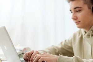 Los adolescentes tienen compañía permanente, disponible, que nunca los juzga y nunca tiene un mal día.