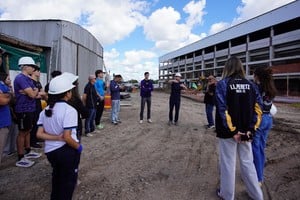 Jugadores, entrenadores y dirigentes conocieron el nuevo estadio. Foto: Fernando Nicola.