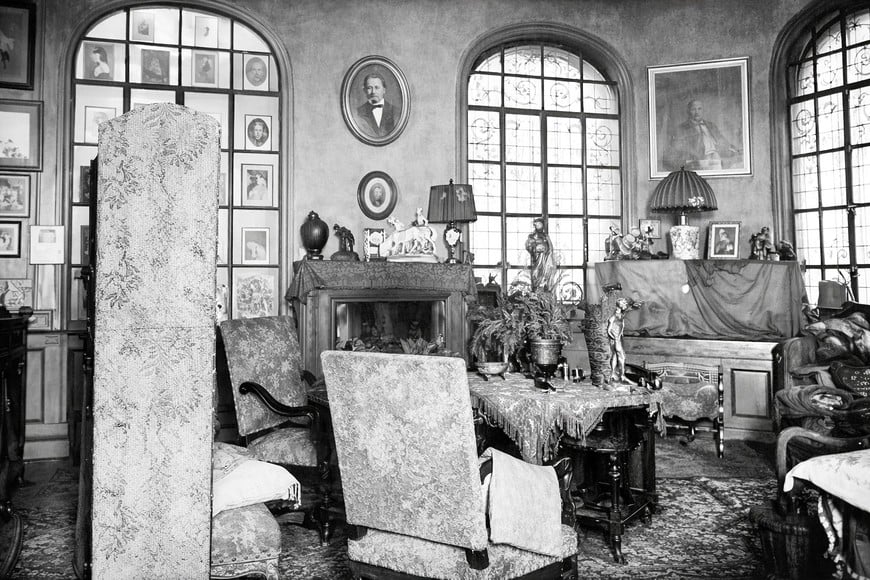 El hall de la casa, con los retratos de Simón de Iriondo y Mercedes Zavalla de Iriondo.
