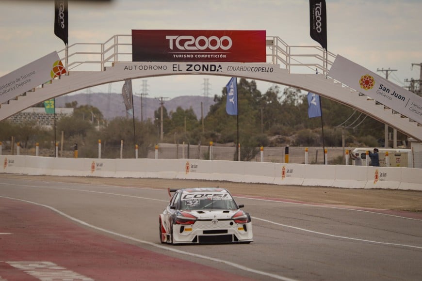 Con autoridad, Ponce de León marcó el ritmo en el inicio del TC2000