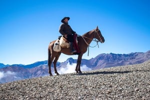 Nicolás Simonutti montado en Rosendo en San Gabriel, Chile, ascendiendo del valle del Cajón del Maipo.