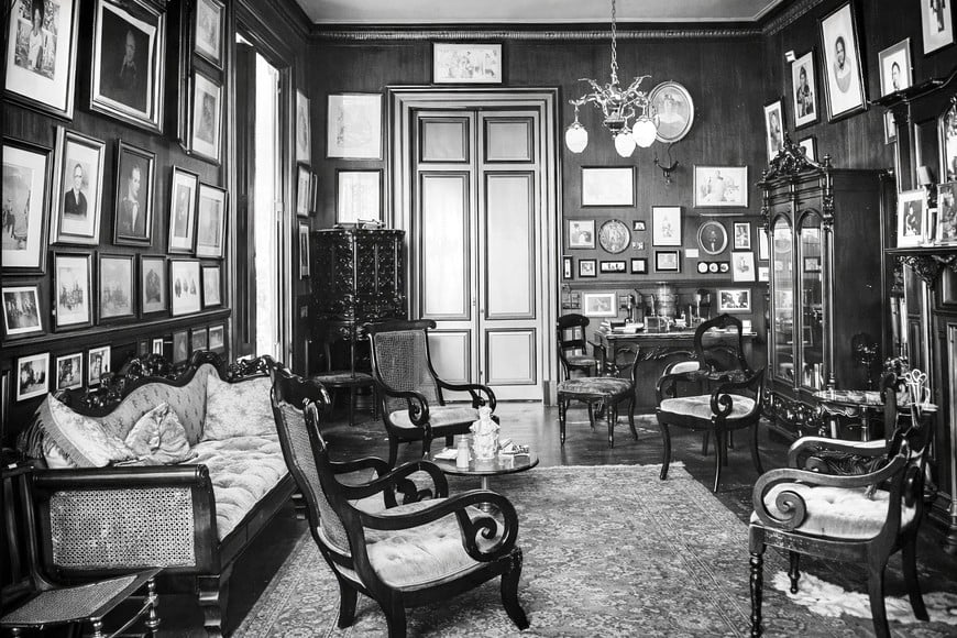 Ángulo del escritorio del exgobernador, poblado de objetos históricos y familiares.