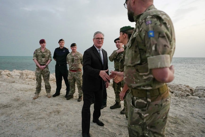 Britain's Prime Minister Keir Starmer meets military personnel on a beach in Bahrain, April 9, 2026.   Alastair Grant/Pool via REUTERS