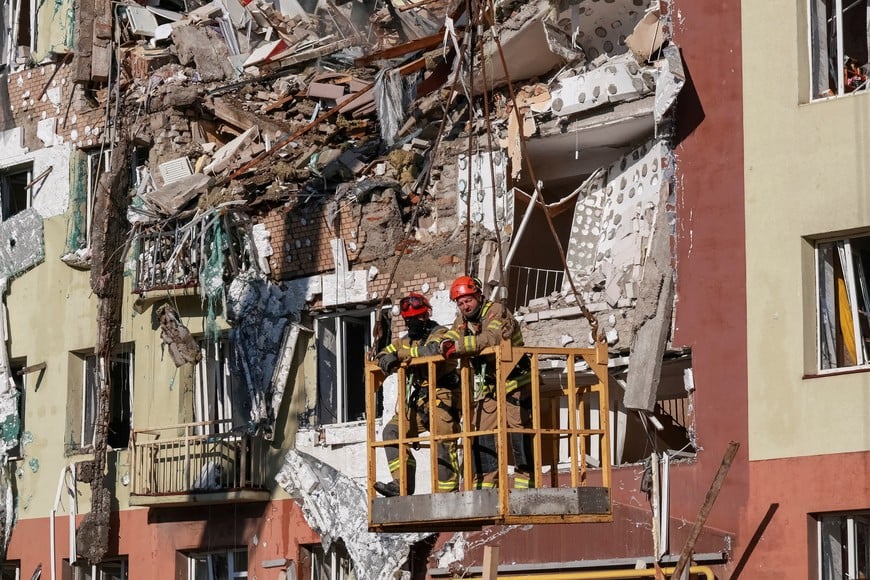 Rescuers work at the site of an apartment building hit by a Russian drone strike, amid Russia's attack on Ukraine, in Odesa, Ukraine, April 6, 2026. REUTERS/Nina Liashonok TPX IMAGES OF THE DAY