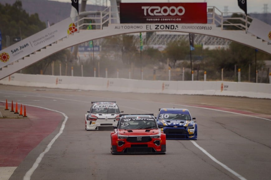 Con autoridad, Ponce de León marcó el ritmo en el inicio del TC2000