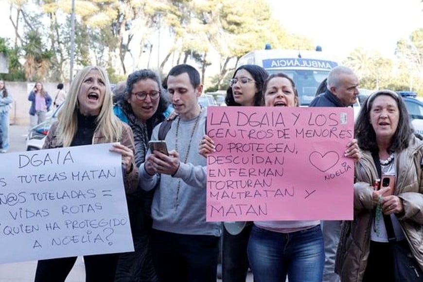 Numerosos periodistas y curiosos esperan a las puertas del Hospital Residencial Sant Camil, durante el desenlace del  caso de Noelia Castillo Ramos, quien recibió el procedimiento de eutanasia en su habitación de dicho nosocomio.