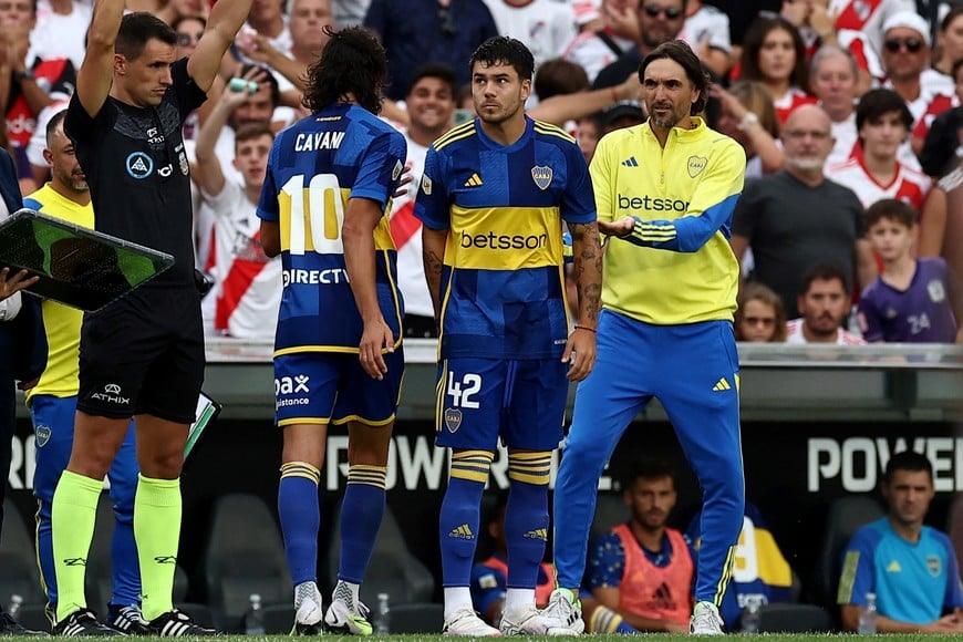 Soccer Football - Primera Division - River Plate v Boca Juniors - Estadio Mas Monumental, Buenos Aires, Argentina - February 25, 2024
Boca Juniors' Lucas Blondel comes on as a substitute to replace Edinson Cavani as coach Diego Martinez looks on REUTERS/Agustin Marcarian