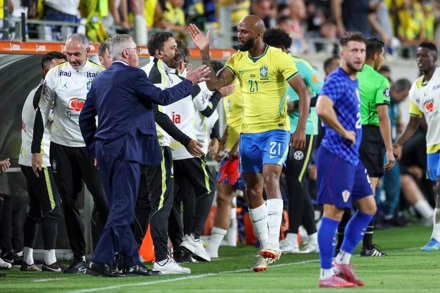 Mar 31, 2026; Orlando, Florida, USA; Brazil forward Igor Thiago (21) reacts with head coach Carlo Ancelotti after scoring a goal against Croatia in the second half during an international friendly at Camping World Stadium. Mandatory Credit: Nathan Ray Seebeck-Imagn Images