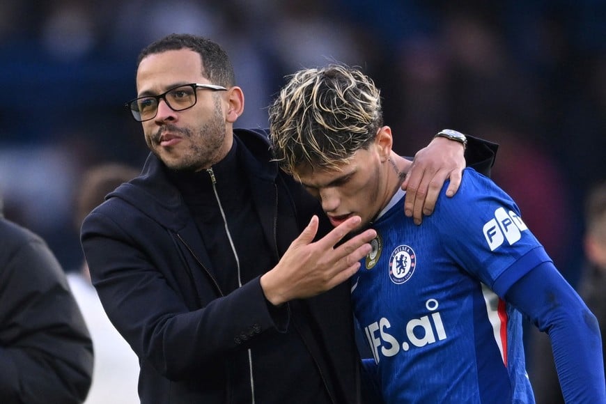 Soccer Football - FA Cup - Quarter Final - Chelsea v Port Vale - Stamford Bridge, London, Britain - April 4, 2026
Chelsea manager Liam Rosenior and Alejandro Garnacho celebrate after the match REUTERS/Jaimi Joy