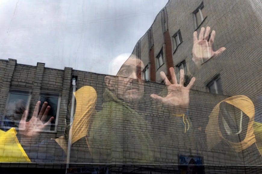 A Ukrainian soldier waves from a bus after a prisoner of war swap, amid Russia's attack on Ukraine, in an undisclosed location in Ukraine, April 11, 2026. REUTERS/Thomas Peter
