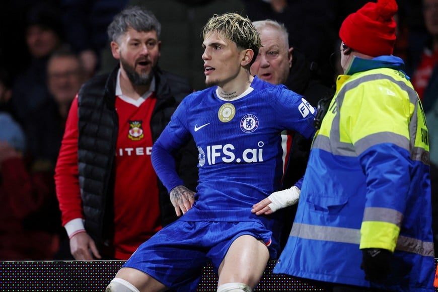 Soccer Football - FA Cup - Fifth Round - Wrexham v Chelsea - SToK Racecourse, Wrexham, Britain - March 7, 2026 
Chelsea's Alejandro Garnacho celebrates scoring their third goal as the Wrexham fans react Action Images via Reuters/Ed Sykes     TPX IMAGES OF THE DAY