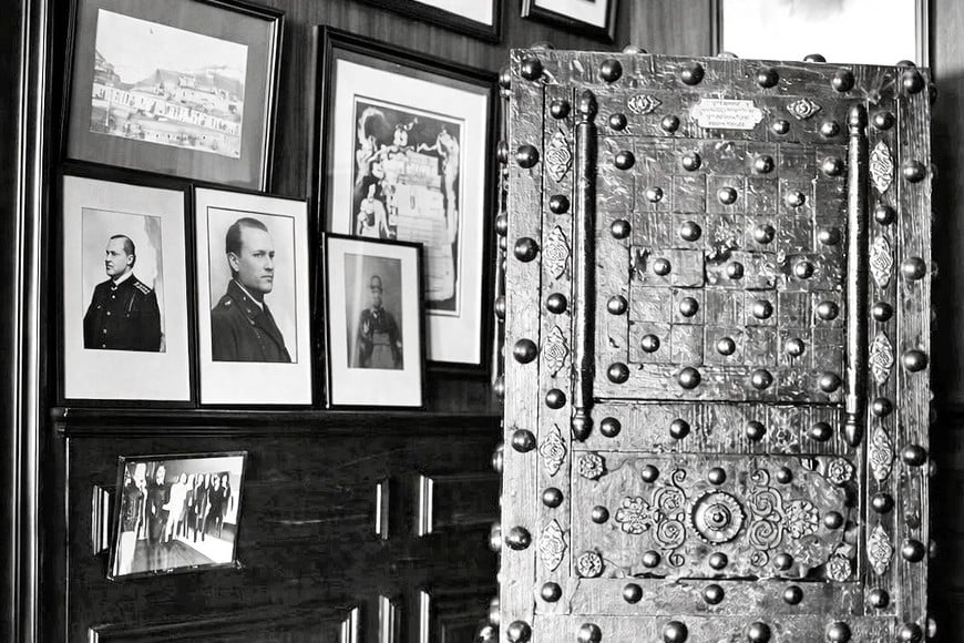 Caja de hierro de época virreinal, en el rincón de uno de los ambientes. En las paredes, fotos de importantes figuras de la historia nacional.