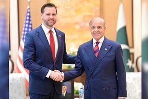 JD Vance y Shehbaz Sharif. Foto: Reuters.