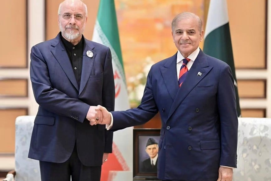 (260411) -- ISLAMABAD, 11 abril, 2026 (Xinhua) -- El primer ministro paquistaní, Shehbaz Sharif (d), se reúne con el presidente del Parlamento iraní, Mohammad Bagher Ghalibaf, en Islamabad, Pakistán, el 11 de abril de 2026. (Xinhua) (jg) (da)