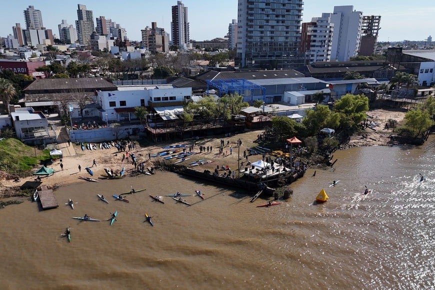 Una actividad de canotaje en el muelle del Club Azopardo. Foto: Archivo