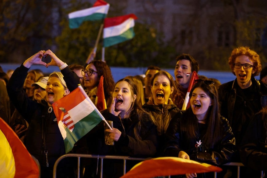 Supporters react, as they wait for Peter Magyar, leader of the opposition Tisza party, after the announcement of partial results of the parliamentary election, in Budapest, Hungary, April 12, 2026. REUTERS/Leonhard Foeger