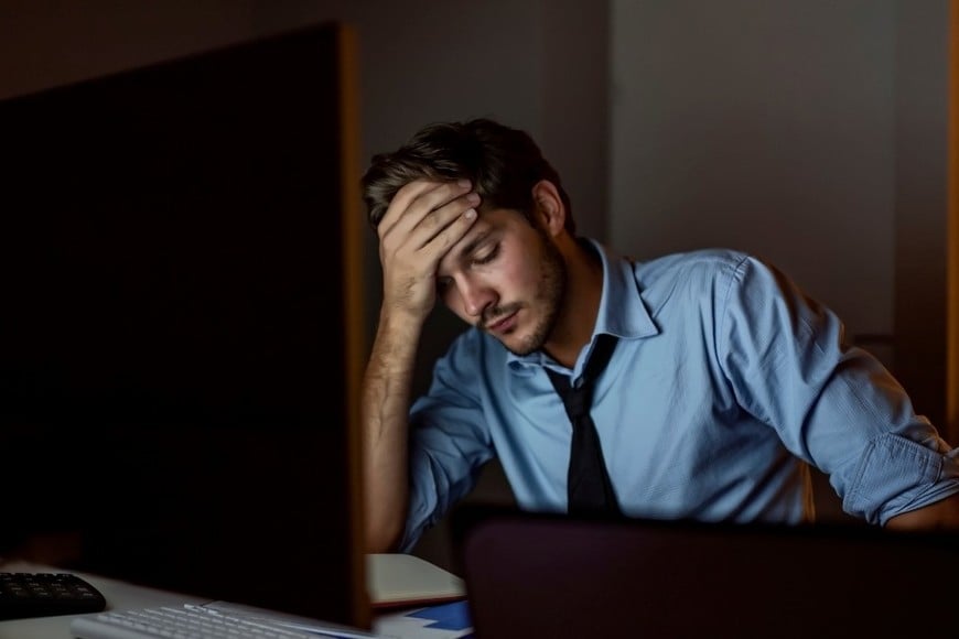 La sobreexposición a pantallas y entornos digitales puede generar síntomas de estrés.