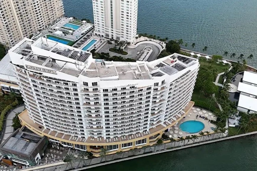 El edificio colapsó en segundos en la exclusiva isla de Brickell Key.