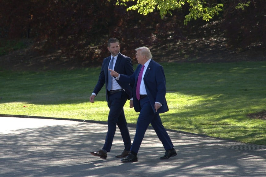 (260411) -- WASHINGTON, 11 abril, 2026 (Xinhua) -- Imagen del 10 de abril de 2026 del presidente estadounidense, Donald Trump (d), caminando hacia el Marine One en la Casa Blanca, en Washington D. C., Estados Unidos. Trump dijo el viernes que los negociadores estadounidenses discutirán el sábado en Pakistán la reapertura del estrecho de Ormuz con los iraníes y afirmó que esta vía navegable crucial para la energía mundial reabrirá pronto y "automáticamente", con o sin la cooperación de Irán. Trump dijo que su objetivo principal en un acuerdo con Irán es asegurarse de que Teherán no obtenga un arma nuclear. (Xinhua/Li Yuanqing) (rtg) (da)