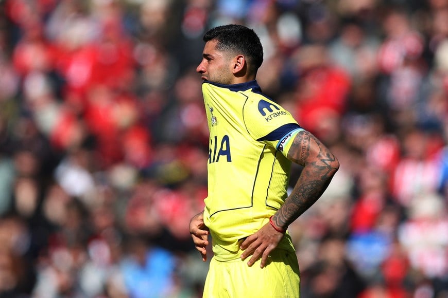 Soccer Football - Premier League - Sunderland v Tottenham Hotspur - Stadium of Light, Sunderland, Britain - April 12, 2026
Tottenham Hotspur's Cristian Romero looks dejected as he is substituted off after sustaining an injury REUTERS/Scott Heppell EDITORIAL USE ONLY. NO USE WITH UNAUTHORIZED AUDIO, VIDEO, DATA, FIXTURE LISTS, CLUB/LEAGUE LOGOS OR 'LIVE' SERVICES. ONLINE IN-MATCH USE LIMITED TO 120 IMAGES, NO VIDEO EMULATION. NO USE IN BETTING, GAMES OR SINGLE CLUB/LEAGUE/PLAYER PUBLICATIONS. PLEASE CONTACT YOUR ACCOUNT REPRESENTATIVE FOR FURTHER DETAILS..