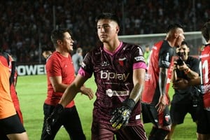 Tomás Paredes tiene muchas chances de seguir ocupando el arco sabalero. De todos modos, se evaluará en la semana la evolución de Budiño. Foto: Manuel Fabatía.