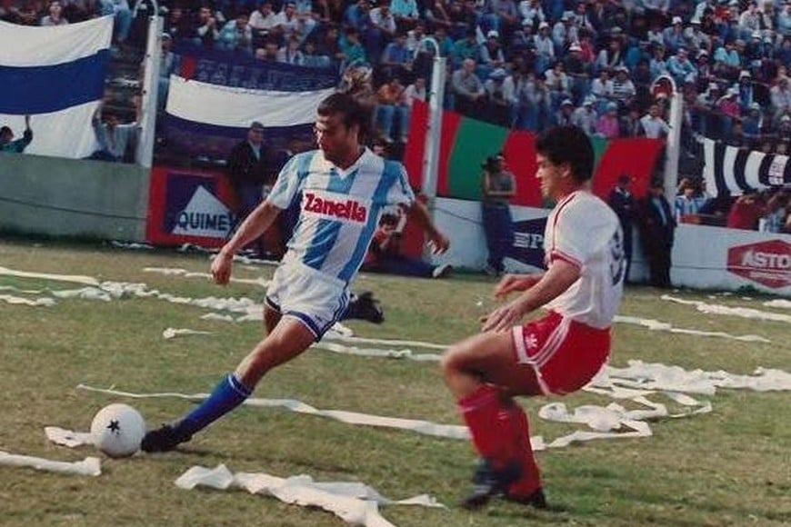 Eduardo Azoge a punto de rechazar la pelota o enviar un centro, marcado por Gabriel Omar Chiaverano (luego jugó en Unión), quien en ese momento lo hacía para Instituto, en uno de los tantos clásicos cordobeses de entonces.