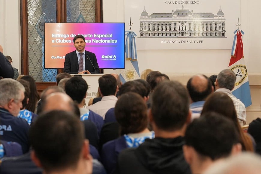 Pullaro encabezó la entrega de aportes a clubes santafesinos en el Salón Blanco de Casa de Gobierno.
